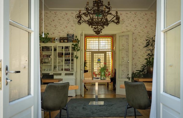 Cozy interior of a cottage in Veenhuizen, North Drenthe, with classic furnishings and an attractive chandelier.