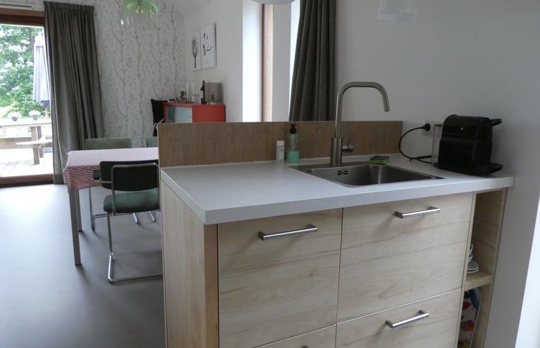 Moderne keuken en eetruimte in Huisje in Bunne, een vakantiehuis in Bunne, Noord Drenthe, Drenthe. Gezellige binnenruimte voor een ontspannen verblijf.
