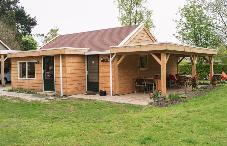 Rustiek Vakantiehuis in Drouwen met veranda, gelegen in de groene omgeving van Noord Drenthe, ideaal voor natuurliefhebbers.