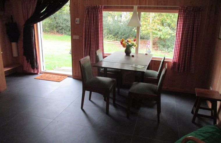 Gezellige eetruimte in Vakantiehuis in Drouwen, Noord Drenthe, met uitzicht op groene natuur.
