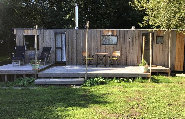 Vakantiehuis in Ekehaar met houten veranda en zitje in Noord Drenthe, Drenthe.