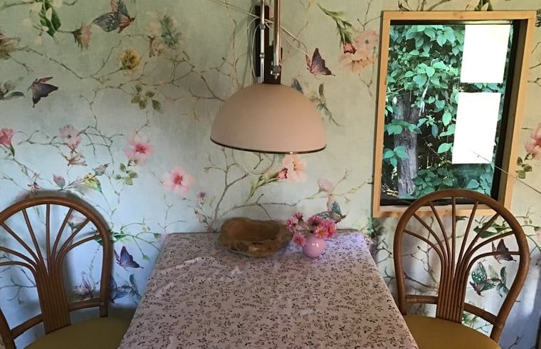 Eethoek met bloemrijk behang in Vakantiehuis in Ekehaar, Noord Drenthe, Drenthe.