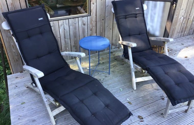 Relaxstoelen op terras van Vakantiehuis in Ekehaar, Noord Drenthe, Drenthe.