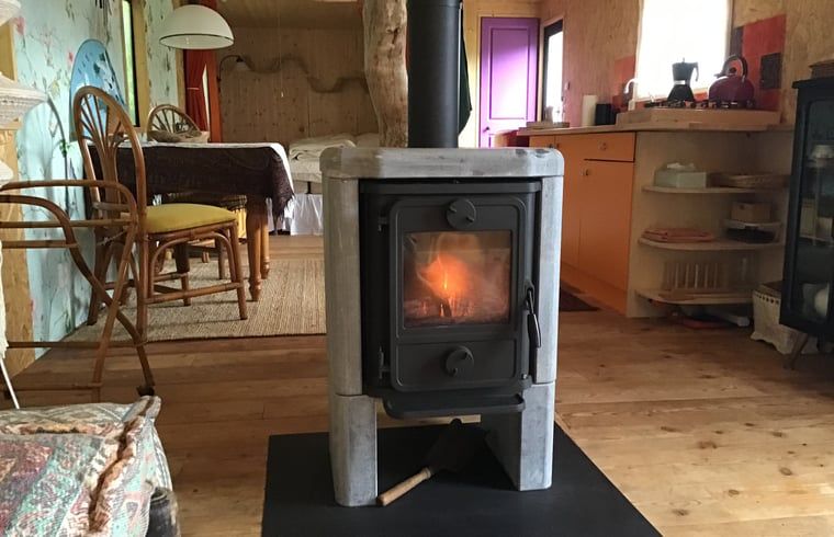 Houtkachel in sfeervolle ruimte van Vakantiehuis in Ekehaar, Noord Drenthe, Drenthe.