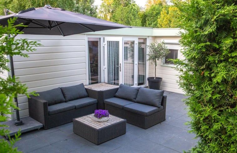 Geniessen Sie die gemuetliche Veranda im Huisje in Matsloot, einem Ferienhaus in Nord-Drenthe, umgeben von Natur und Ruhe.