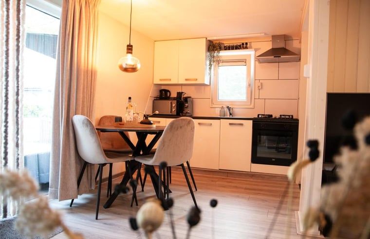 Moderne Kueche in Cottage in Matsloot, Ferienhaus in Nord-Drenthe, bietet Komfort und Stil fuer einen entspannten Aufenthalt.
