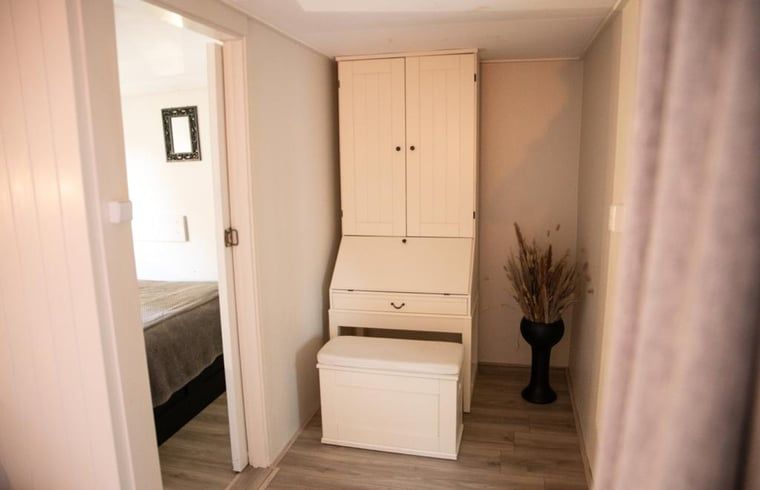 Der stilvolle Flur mit Stauraum im Cottage in Matsloot, einem Ferienhaus in Nord-Drenthe, bietet praktischen Komfort.