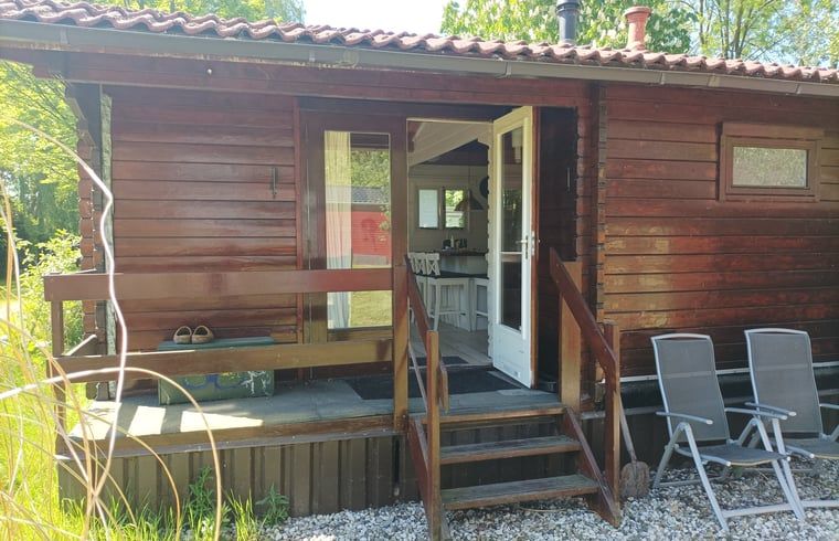 Veranda van Huisje in Matsloot, uitnodigend vakantiehuis in Noord Drenthe, Drenthe.