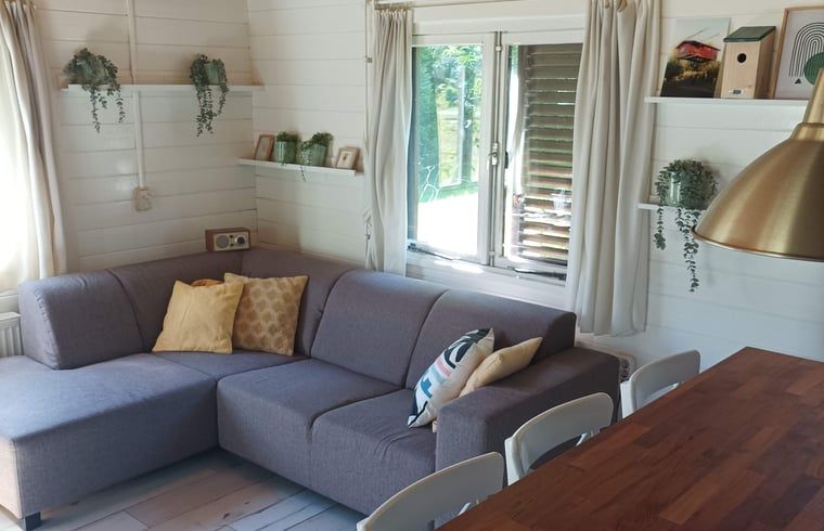 Knusse woonkamer in Huisje in Matsloot, vakantiehuis in Noord Drenthe, Drenthe.
