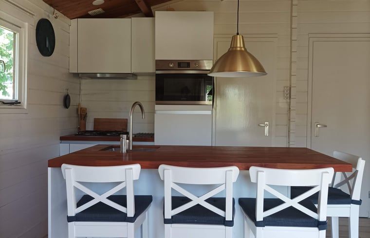 Moderne keuken in Huisje in Matsloot, vakantieaccommodatie in Noord Drenthe, Drenthe.
