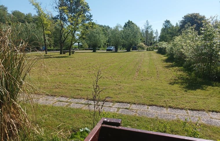 Ruime tuin bij Huisje in Matsloot, vakantieaccommodatie in Noord Drenthe, Drenthe.