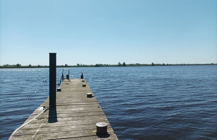 Steiger aan het water bij Huisje in Matsloot, vakantiewoning in Noord Drenthe, Drenthe.
