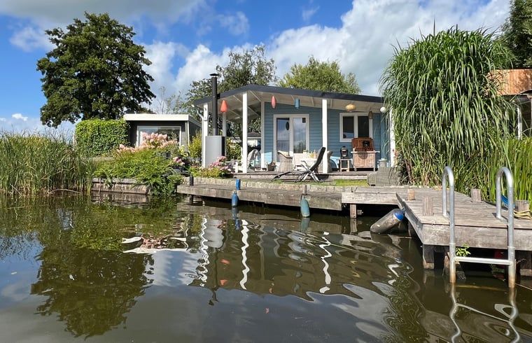 Entdecken Sie Cottage in Matsloot, ein charmantes Ferienhaus in Nord-Drenthe, direkt am Meer gelegen mit einer einladenden Terrasse und gruener Umgebung.