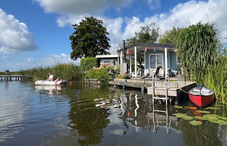 Ferienhaus in Matsloot, ein idyllisches Ferienhaus in Nord-Drenthe, bietet direkten Zugang zum Wasser mit eigenem Steg.