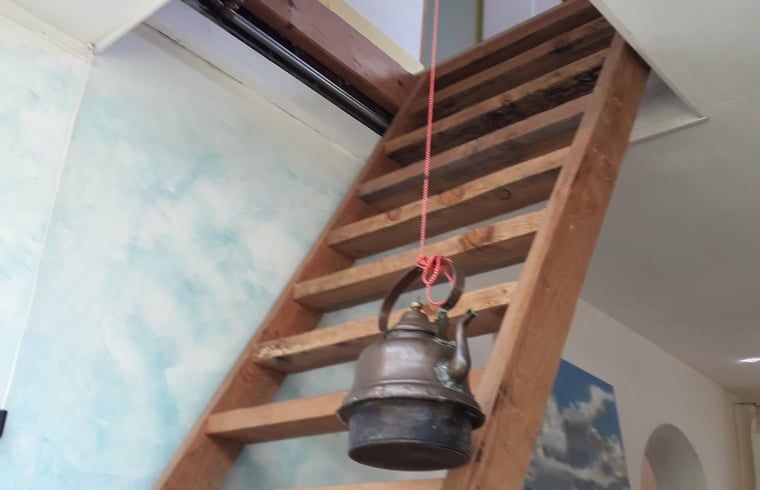 Holztreppe im Ferienhaus in Altena, authentisch und stimmungsvoll in Nord-Drenthe, Drenthe.