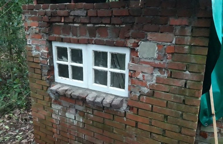 Rustikale Aussenwand eines Ferienhauses in Altena, umgeben von Natur in Nord-Drenthe, Drenthe.