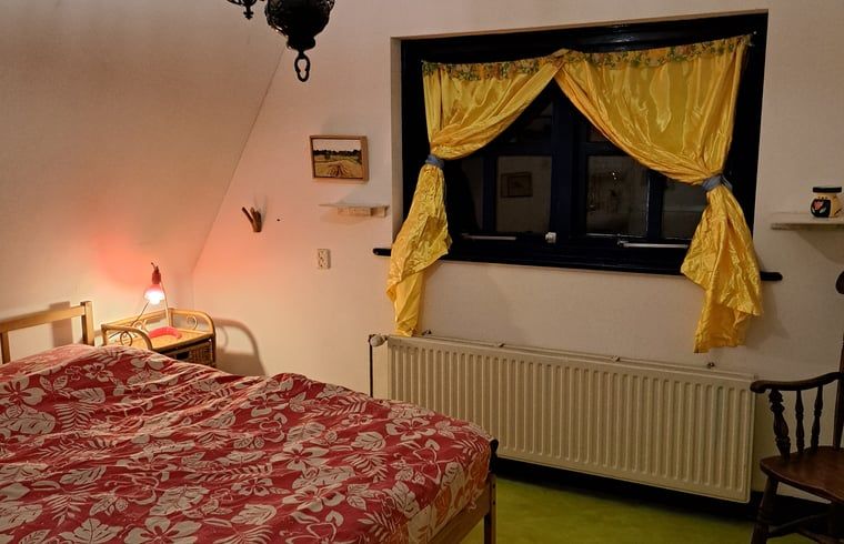Gemuetliches Schlafzimmer im Ferienhaus in Altena mit warmen Farben in Nord-Drenthe, Drenthe.