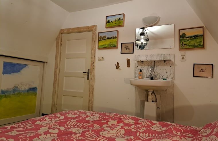 Gemuetliches Schlafzimmer mit Waschbecken im Ferienhaus in Altena, Nord-Drenthe, Drenthe.