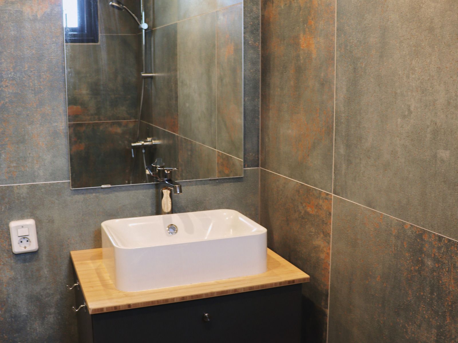 Heller Flur im Ferienhaus DG357 in Meppen, Drenthe, mit Kunst an der Wand.