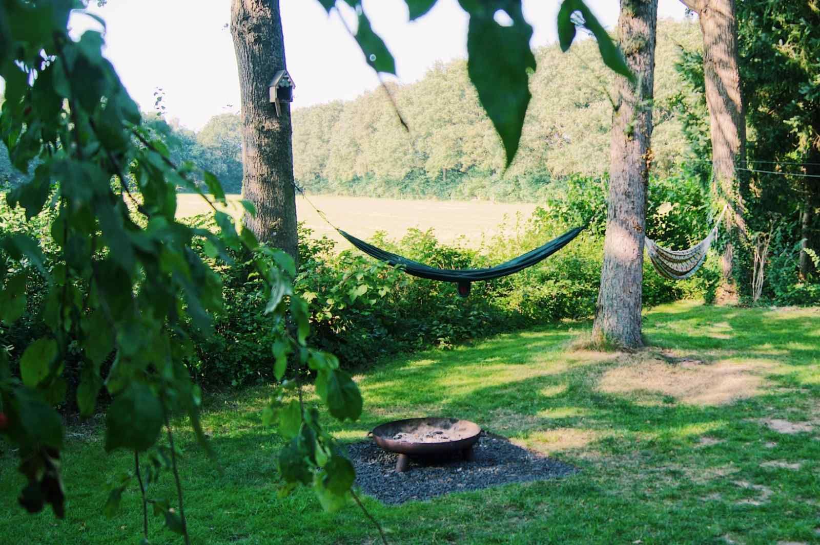 Entspannen Sie sich in der Haengematte im Ferienhaus DG357 in Meppen, Drenthe mit Blick auf den Garten.