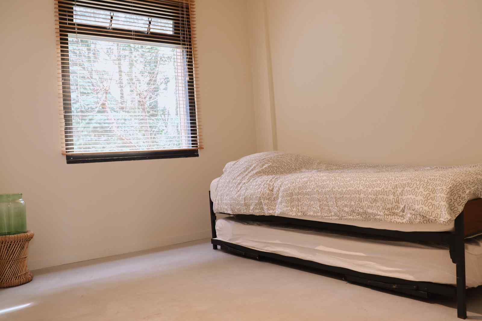 Speisekammer im Ferienhaus DG357 in Meppen, Drenthe mit Regalen und Vorrat.