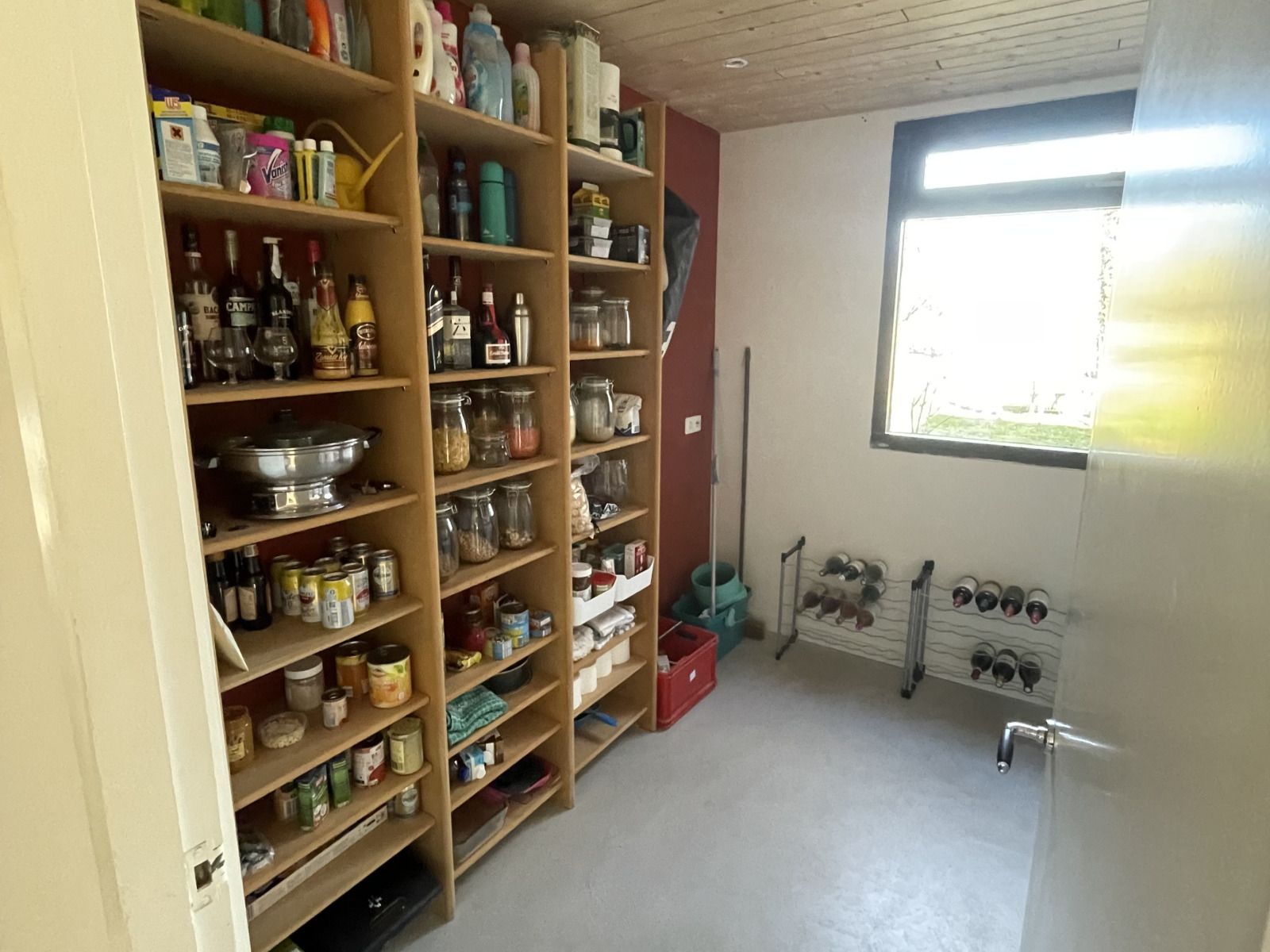 Aussenterrasse des Ferienhauses DG357 in Meppen, Drenthe mit Stuehlen und Feuerstelle.