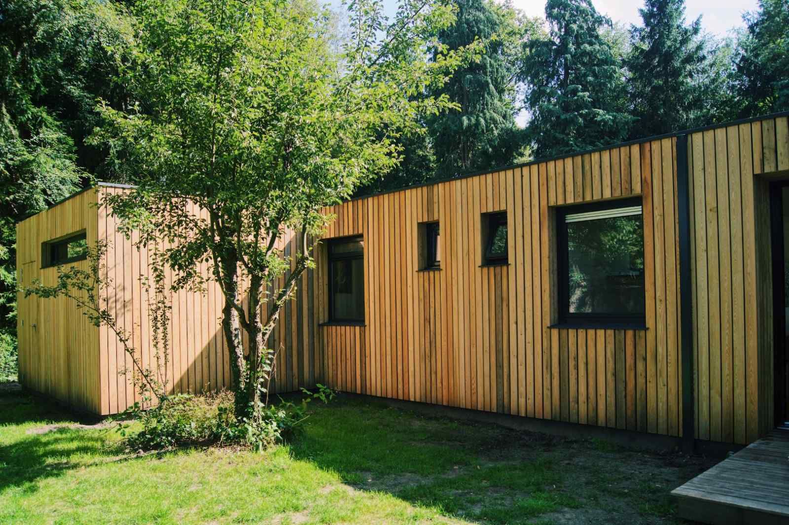 Blick auf Haengematte und Feuerstelle im Garten des Ferienhauses DG357 in Meppen, Drenthe.