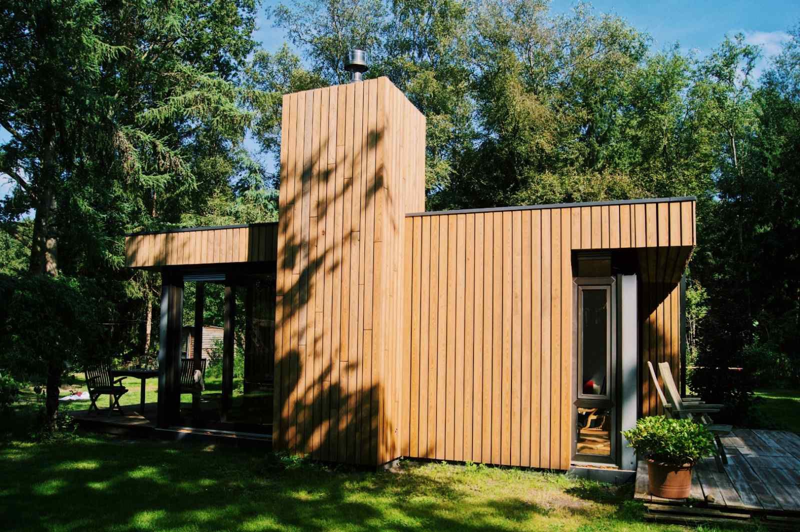 Moderne Kueche im Ferienhaus DG357 in Meppen, Drenthe mit Holzarbeitsplatte.