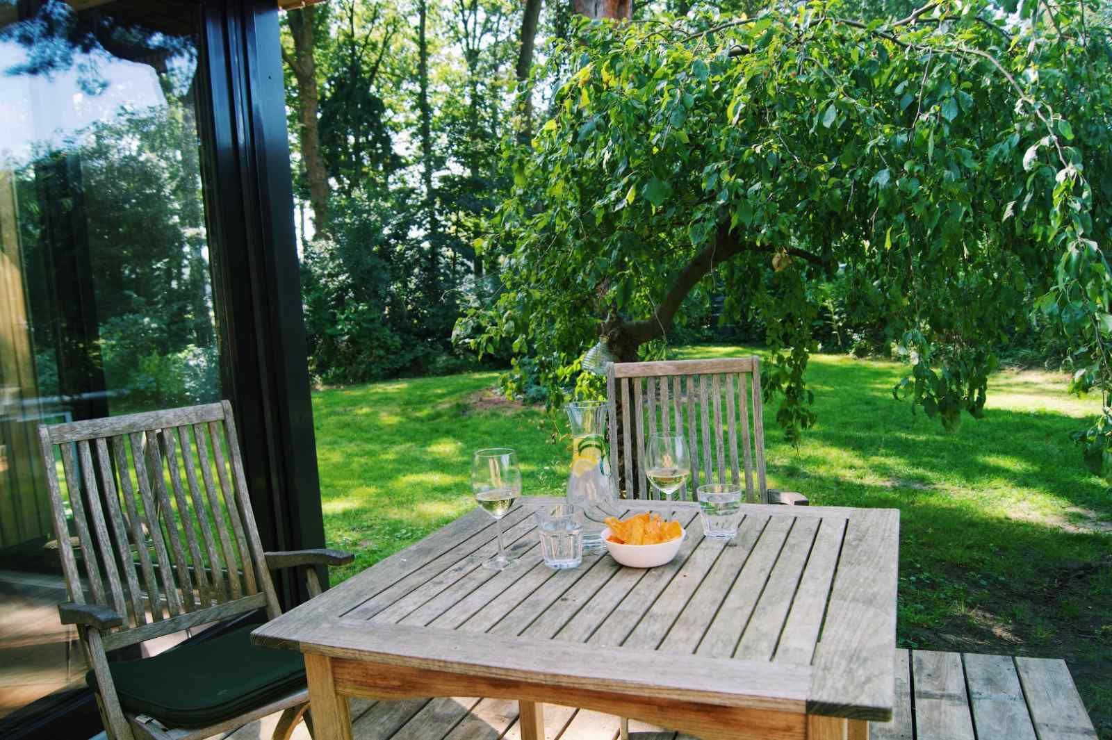 Ess- und Wohnzimmer im Ferienhaus DG357 in Meppen, Drenthe, mit grossem Fenster und Aussicht.