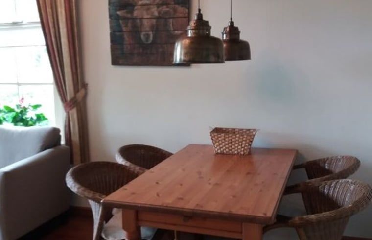 Vakantiehuis in Aalden, knusse eetkamer met houten tafel in vakantiehuis Zuidoost Drenthe, Drenthe.