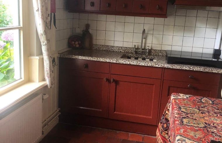 Vakantiehuis in Aalden, rustieke keuken met houten kasten in vakantiehuis Zuidoost Drenthe, Drenthe.