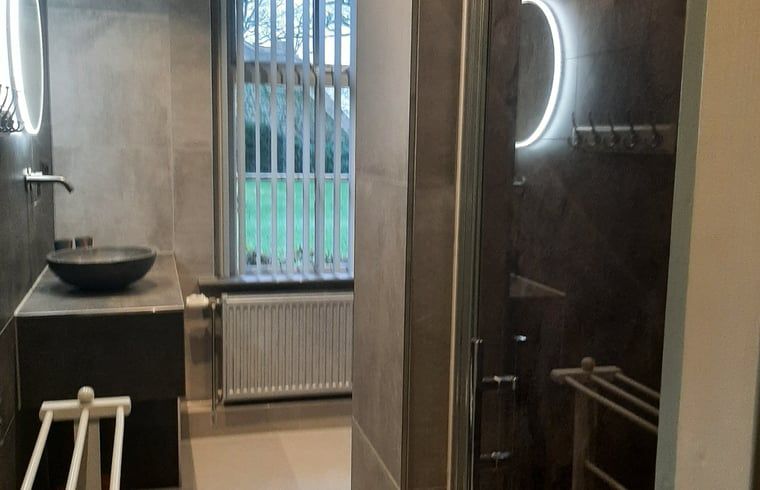 Vakantiehuis in Aalden, ruime badkamer met inloopdouche in vakantiehuis Zuidoost Drenthe, Drenthe.
