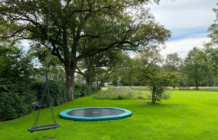 Vakantiehuis in Aalden, trampoline in ruime tuin bij vakantiehuis Zuidoost Drenthe, Drenthe.