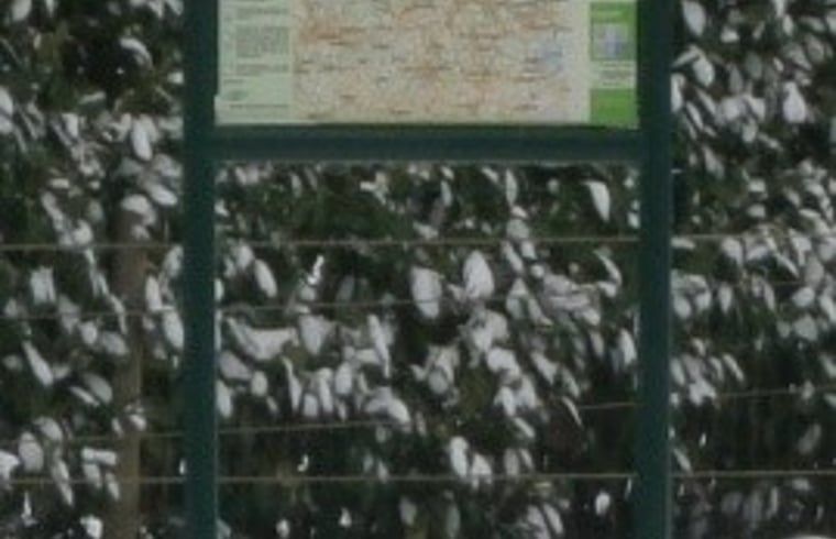 Vakantiehuis in Aalden, informatiebord met wandelroutes in winterse omgeving Zuidoost Drenthe, Drenthe.