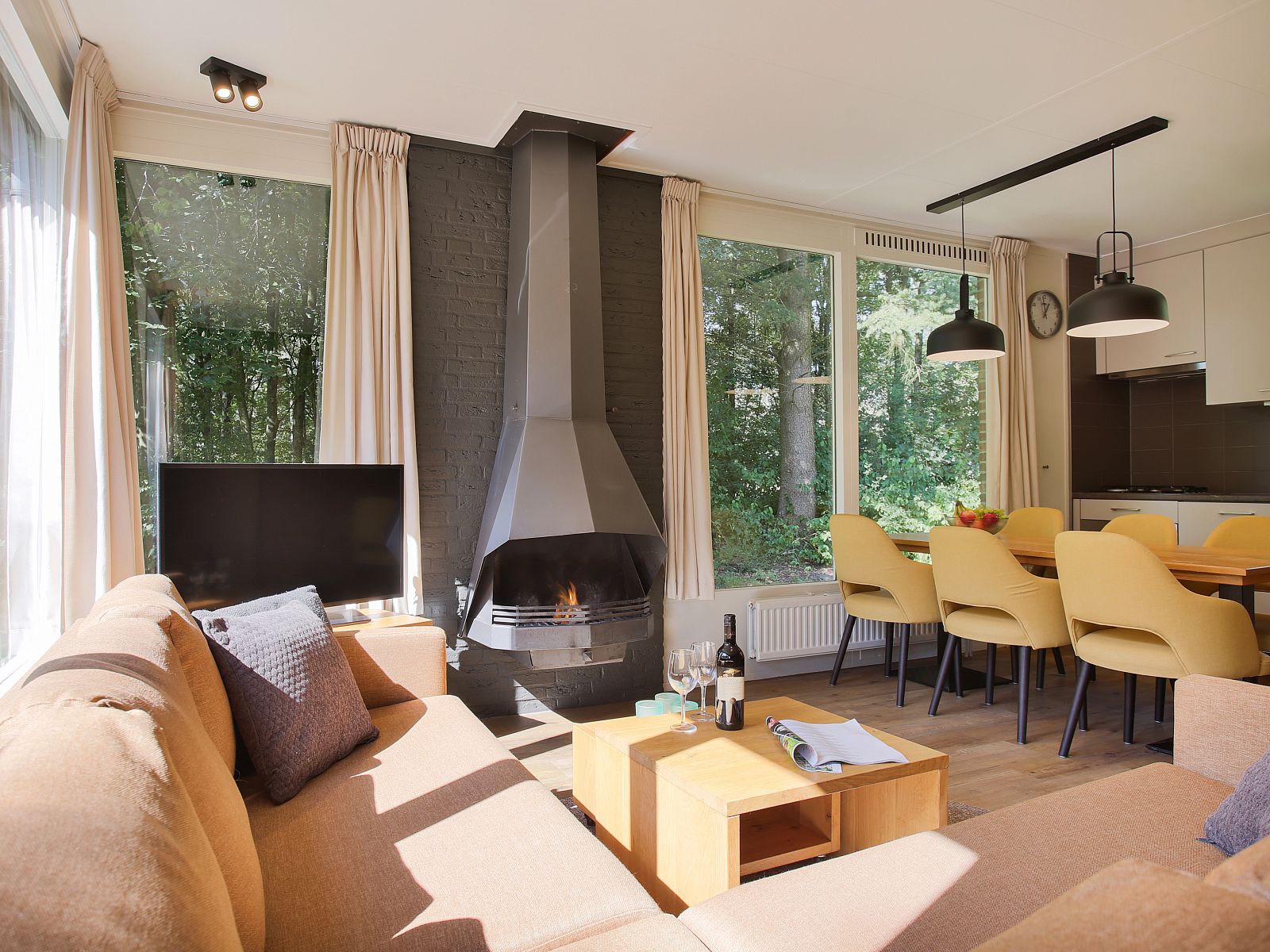 Cozy sitting area in Aelderholt 6-person bungalow 6CE, Aalden, Drenthe.