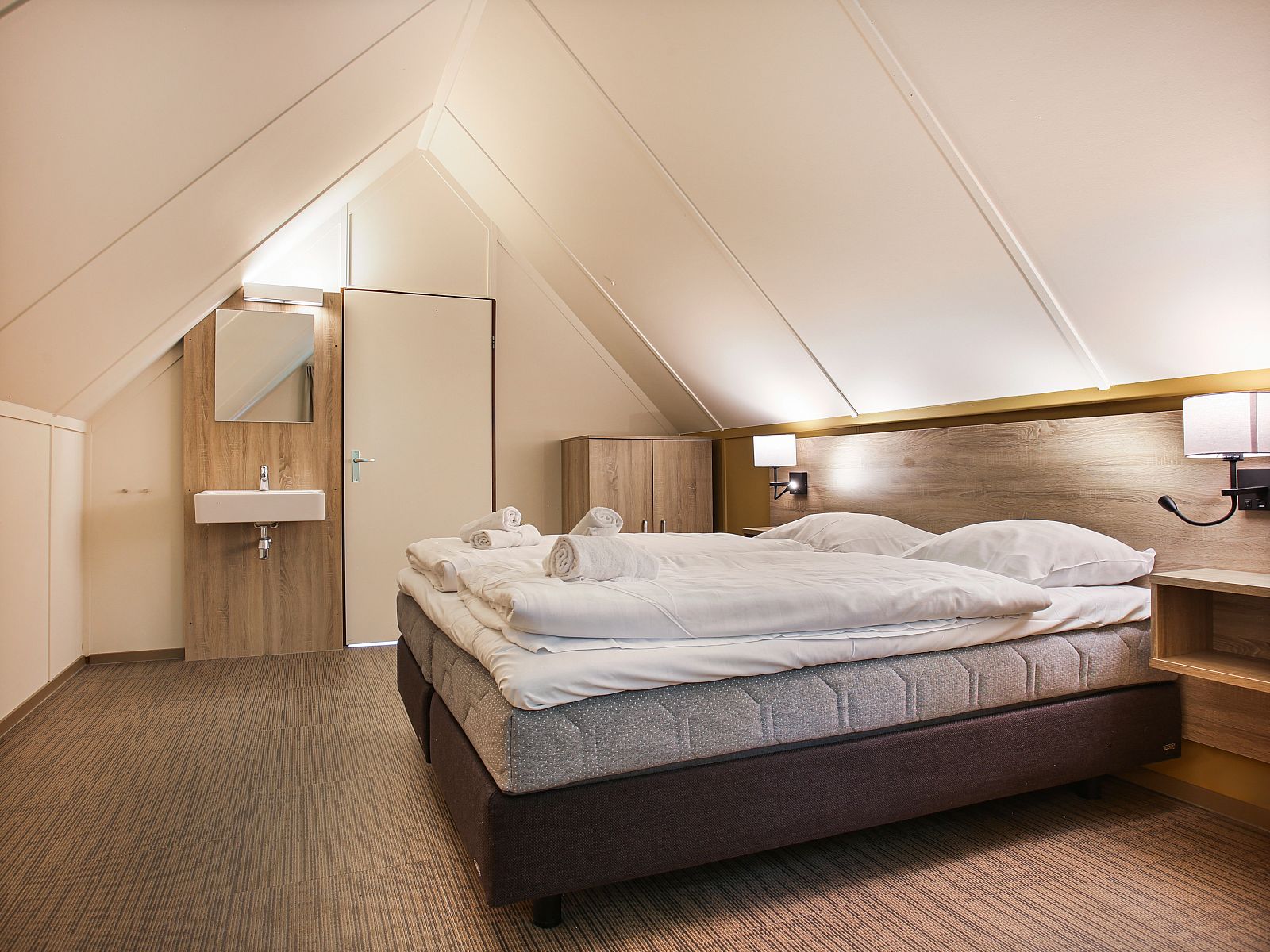 Double bedroom in Aelderholt 6-person bungalow 6CE, Aalden, Drenthe.