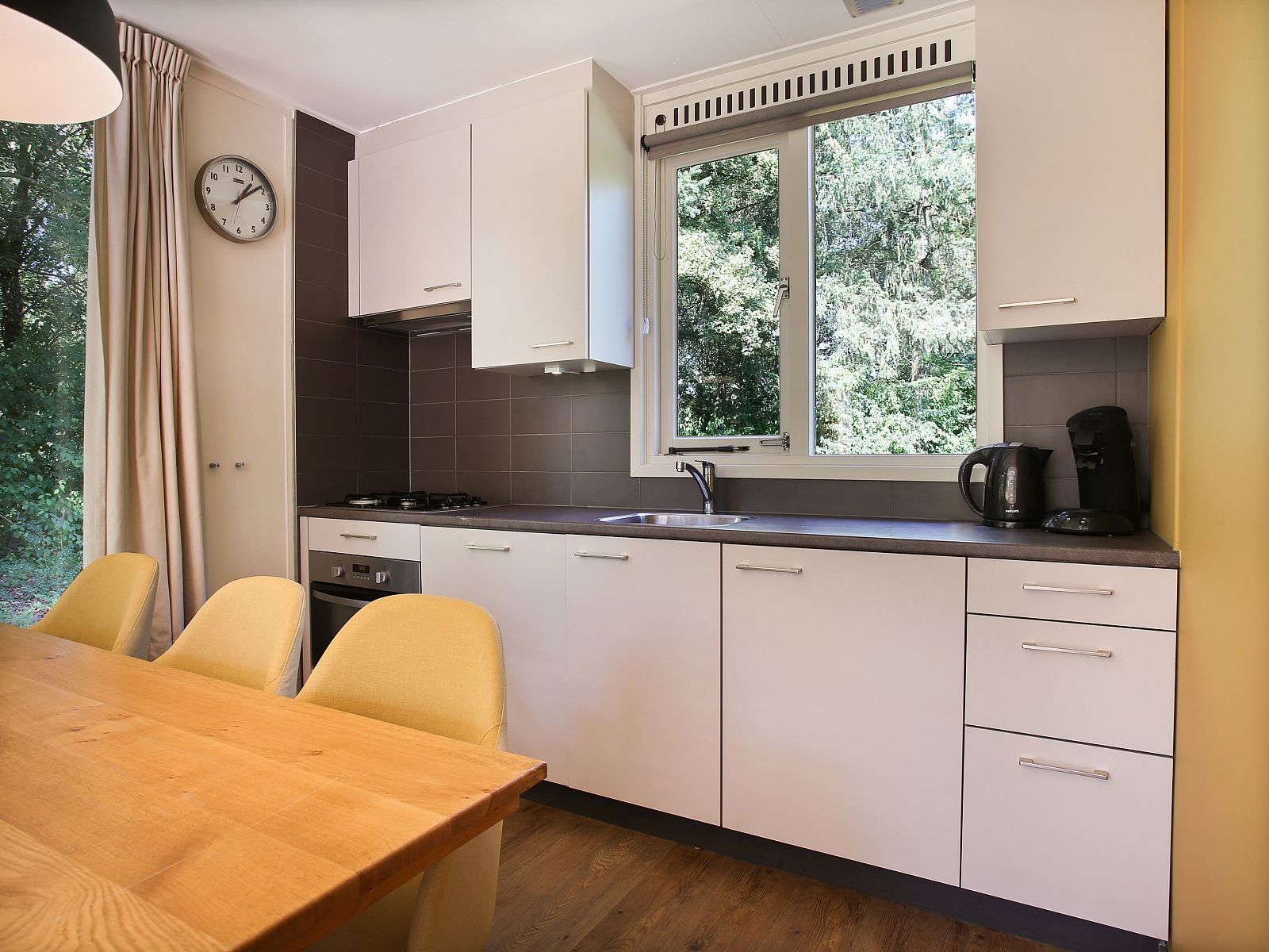 Dining table overlooking nature in Aelderholt 6-person bungalow 6CE, Aalden, Drenthe.