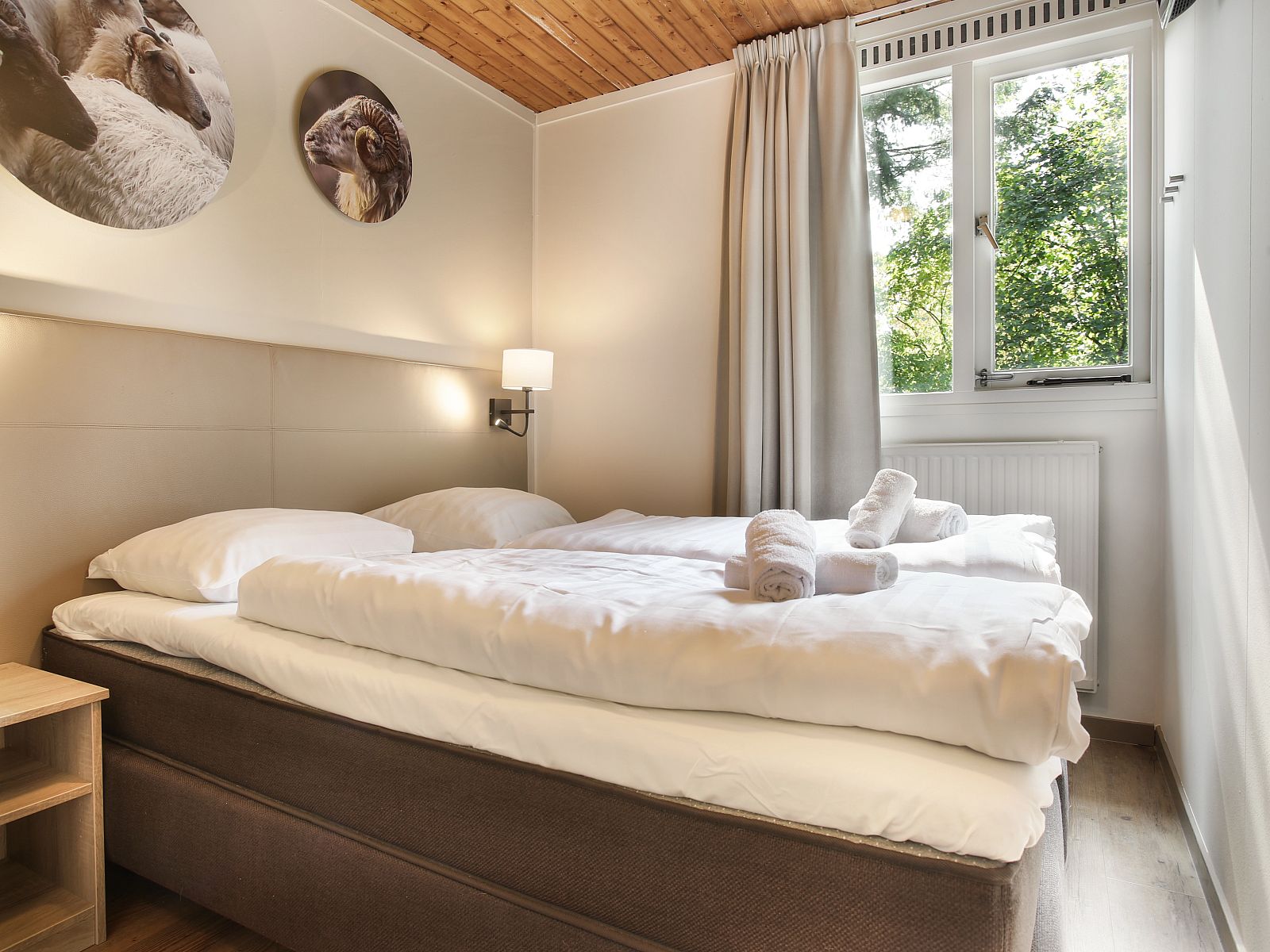 Sitting area with stairs in Aelderholt 6-person bungalow 6CE, Aalden, Drenthe.