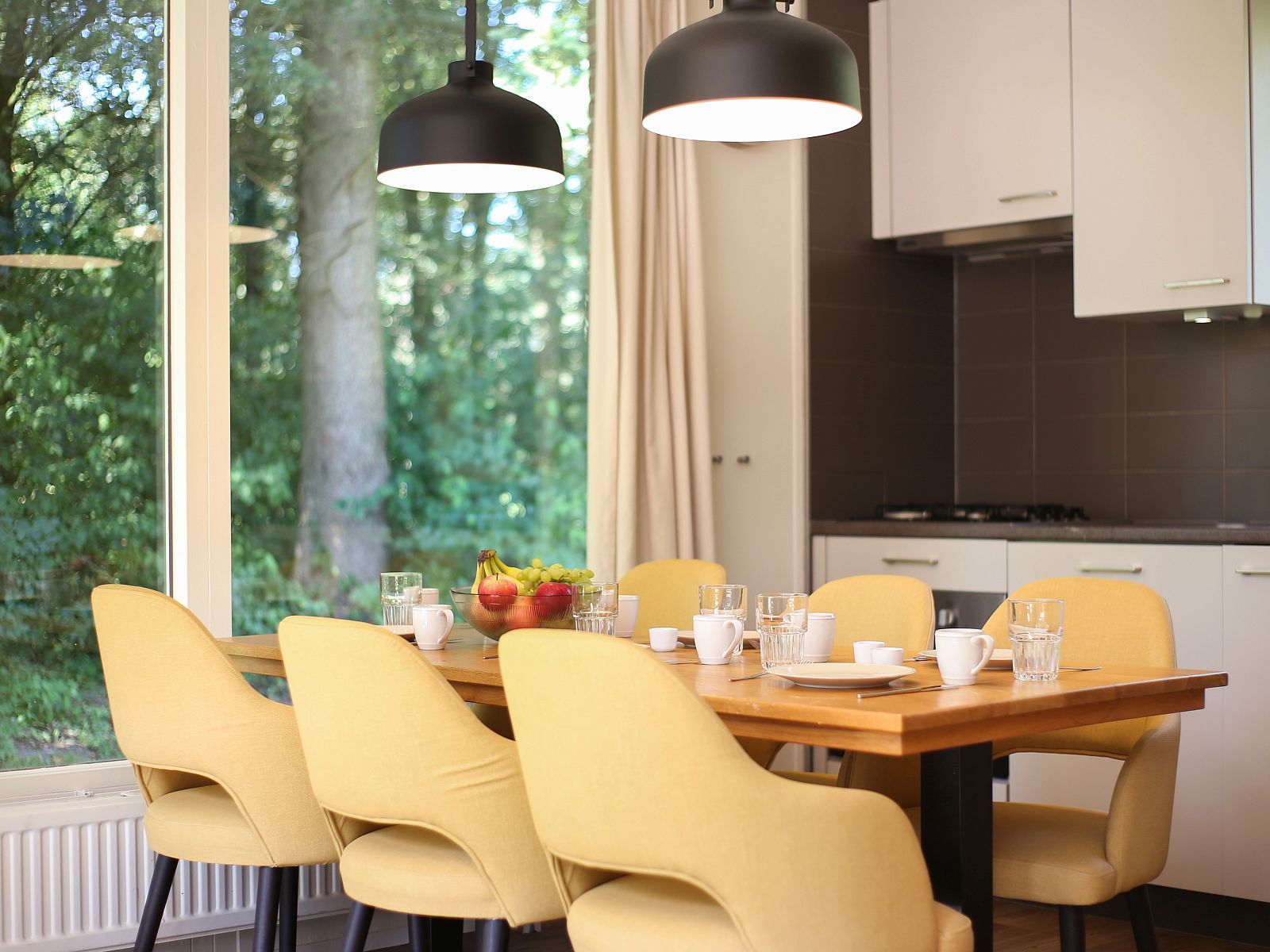 Bedroom with view of nature in Aelderholt 6-person bungalow 6CE, Aalden, Drenthe.