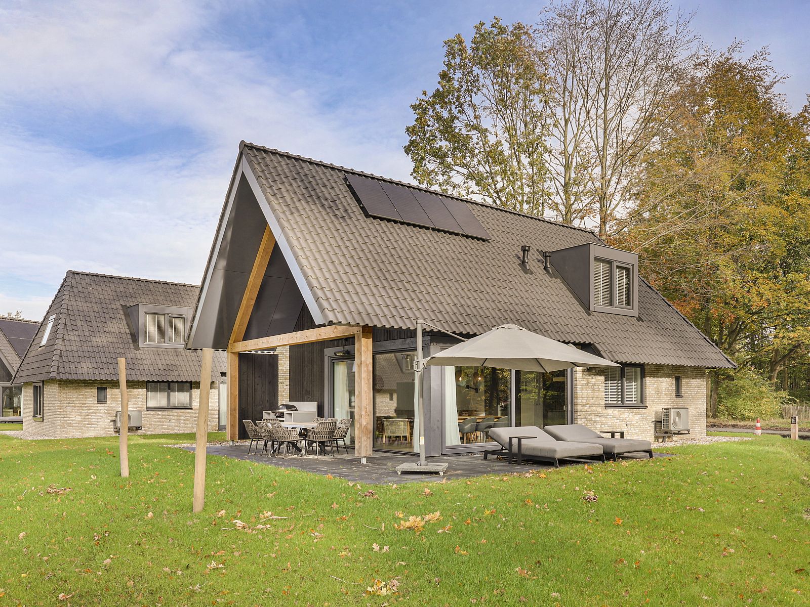 Stilvolle Sitzecke im Ferienhaus PUUR Exloo, ideal fuer Entspannung im Suedosten von Drenthe.