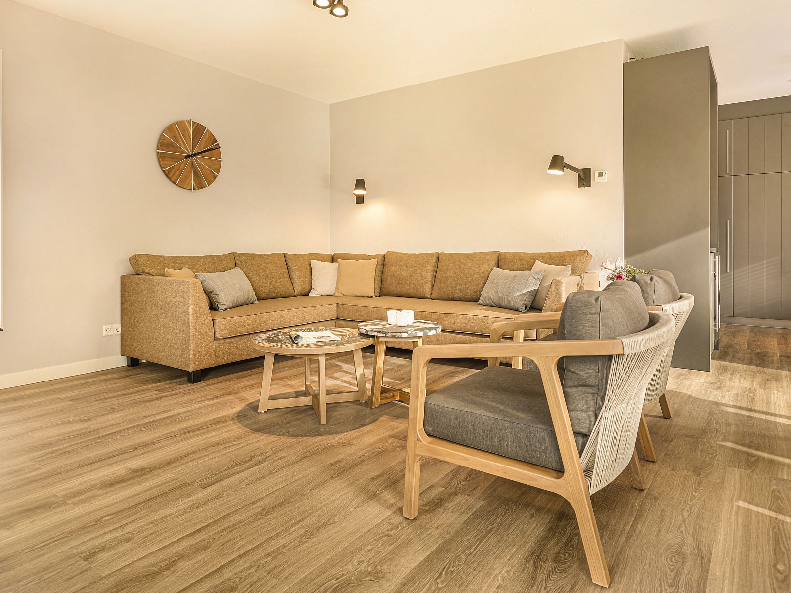 Geraeumige Terrasse des Ferienhauses PUUR Exloo mit Aussenkueche im Suedosten von Drenthe.