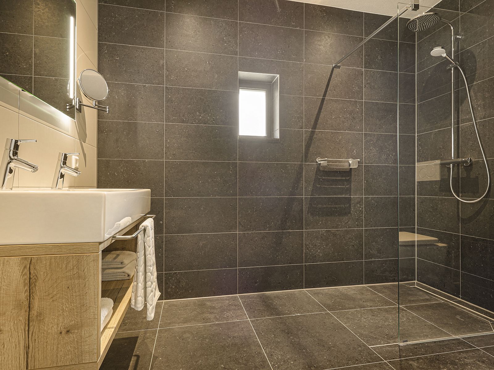 Stilvolle Dusche im Ferienhaus PUUR Exloo, gelegen im schoenen Exloo, Drenthe.