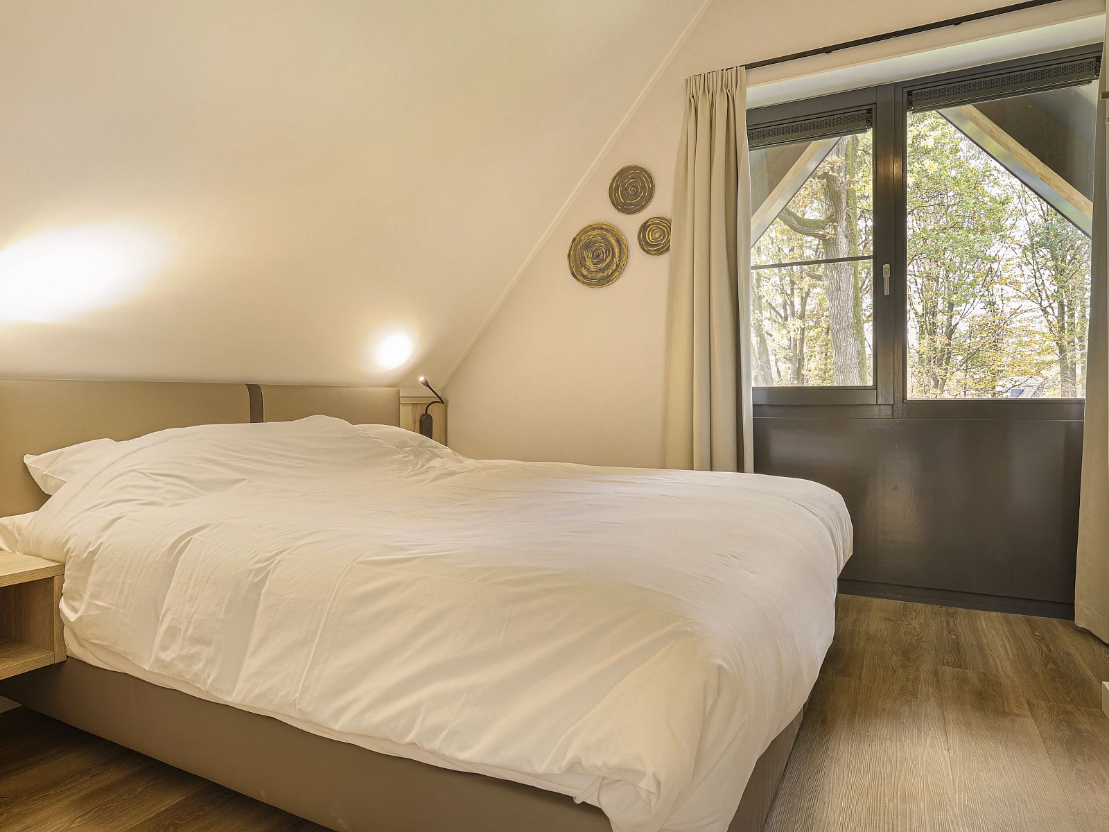 Schlafzimmer mit zwei Einzelbetten im Ferienhaus PUUR Exloo in Sued-Ost-Drenthe.