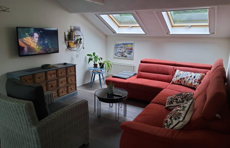 Modernes Wohnzimmer in Cottage in Exloo, Ferienunterkunft in Sued-Ost-Drenthe mit natuerlichem Licht.