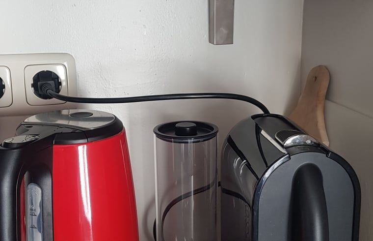 Kuechengeraete in Cottage in Exloo, Ferienhaus in Drenthe mit Wasserkocher und Kaffeemaschine.