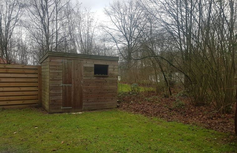 Holzschuppen im Garten von Huisje in Exloo, Ferienunterkunft in Drenthe.