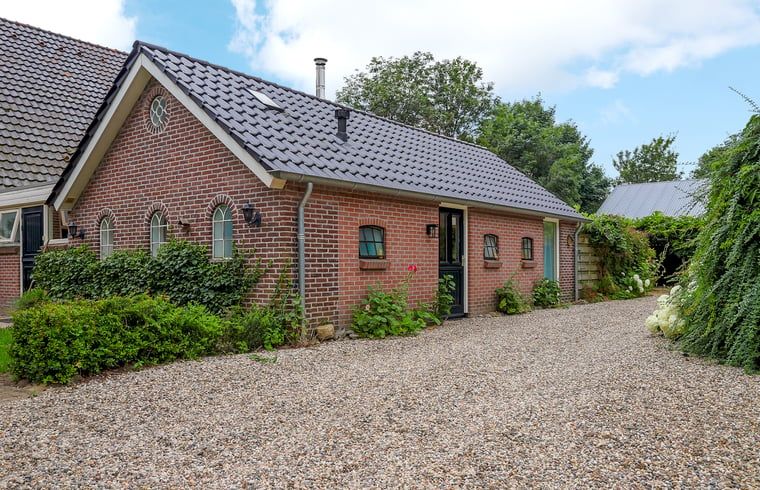 Authentieke buitenkant van Vakantiehuisje in Dalerveen, Zuidoost Drenthe, met charmante bakstenen en landelijke omgeving.