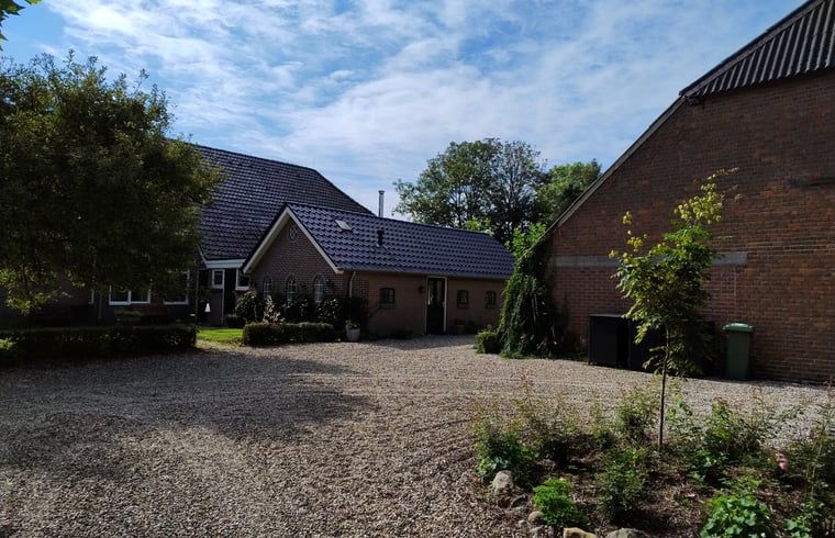 Ruime oprit naar Vakantiehuisje in Dalerveen, Zuidoost Drenthe, omgeven door groen en landelijke rust.