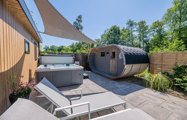 Ontspannen in de jacuzzi bij Vakantiehuisje in Dalerveen, Zuidoost Drenthe, met sauna en terras.