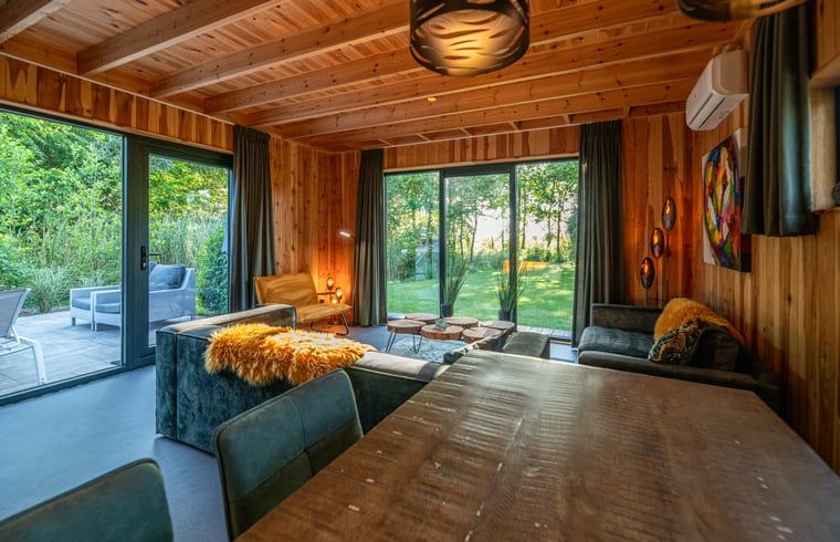 Luxe slaapkamer in Vakantiehuisje in Dalerveen, Zuidoost Drenthe, met warme verlichting en comfortabel bed.